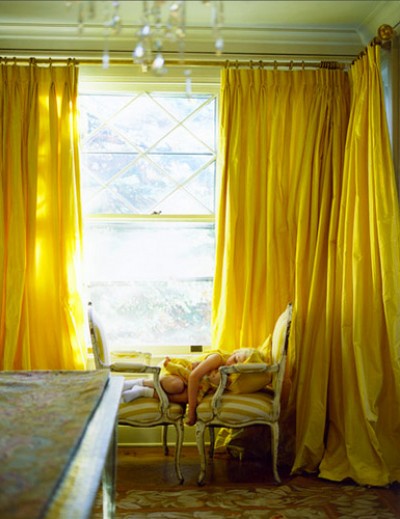 Bạn có thể làm bừng sáng căn phòng một cách dễ dàng bằng việc sử dụng màu sắc rực rỡ cho rèm cửa. Ánh s� 2