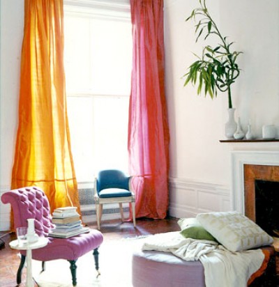 Bạn có thể làm bừng sáng căn phòng một cách dễ dàng bằng việc sử dụng màu sắc rực rỡ cho rèm cửa. Ánh s� 4